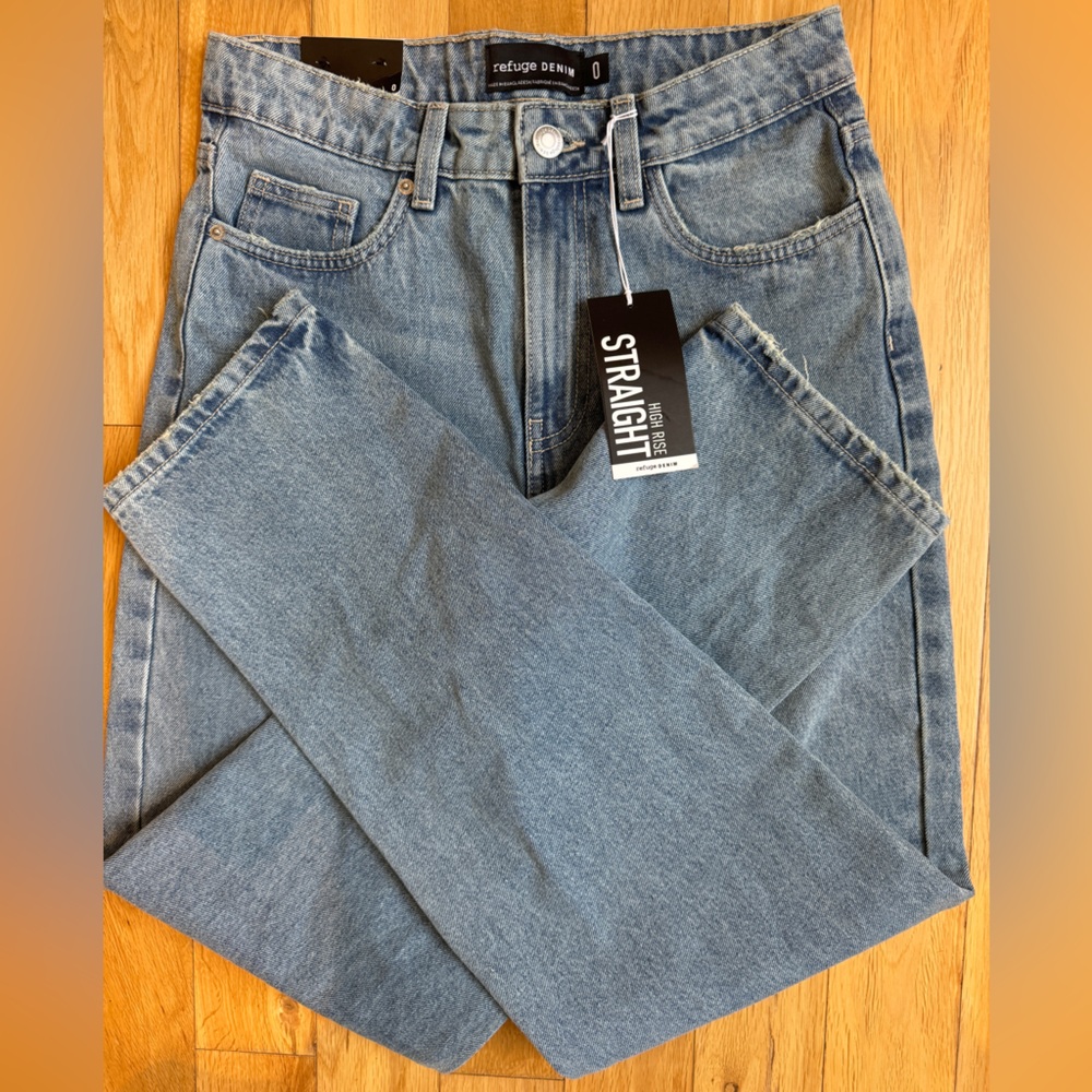 Straight Leg Jeans with High Waist In a Medium Blue Vintage Wash - Size 0- NEW
